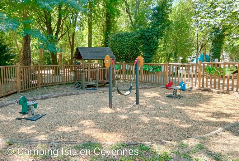 Nouvelle aire de jeux au camping Isis en Cévennes