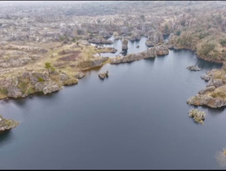 Le lac des rives à moins d'une heure de route du camping Isis en Cévennes