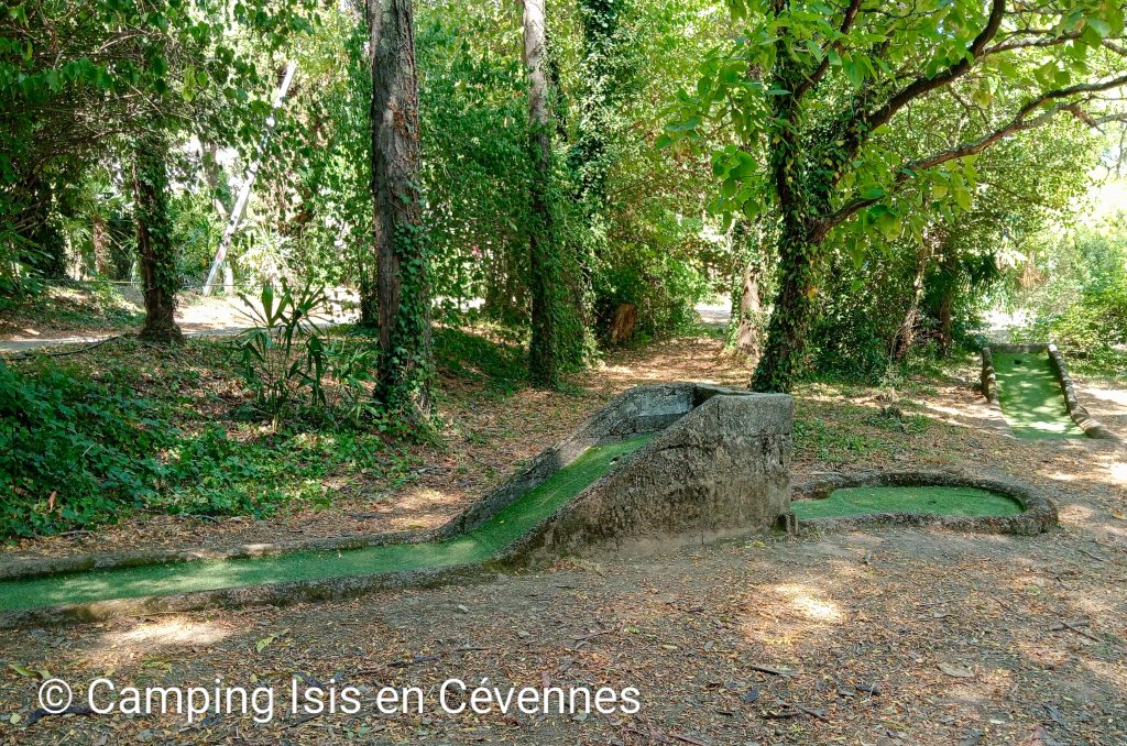 Faites un tour au minigolf du camping Isis en Cévennes, au coeur de la nature